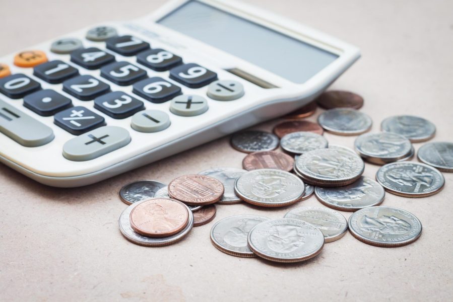 1826566-calculadora-com-moedas-gratis-foto