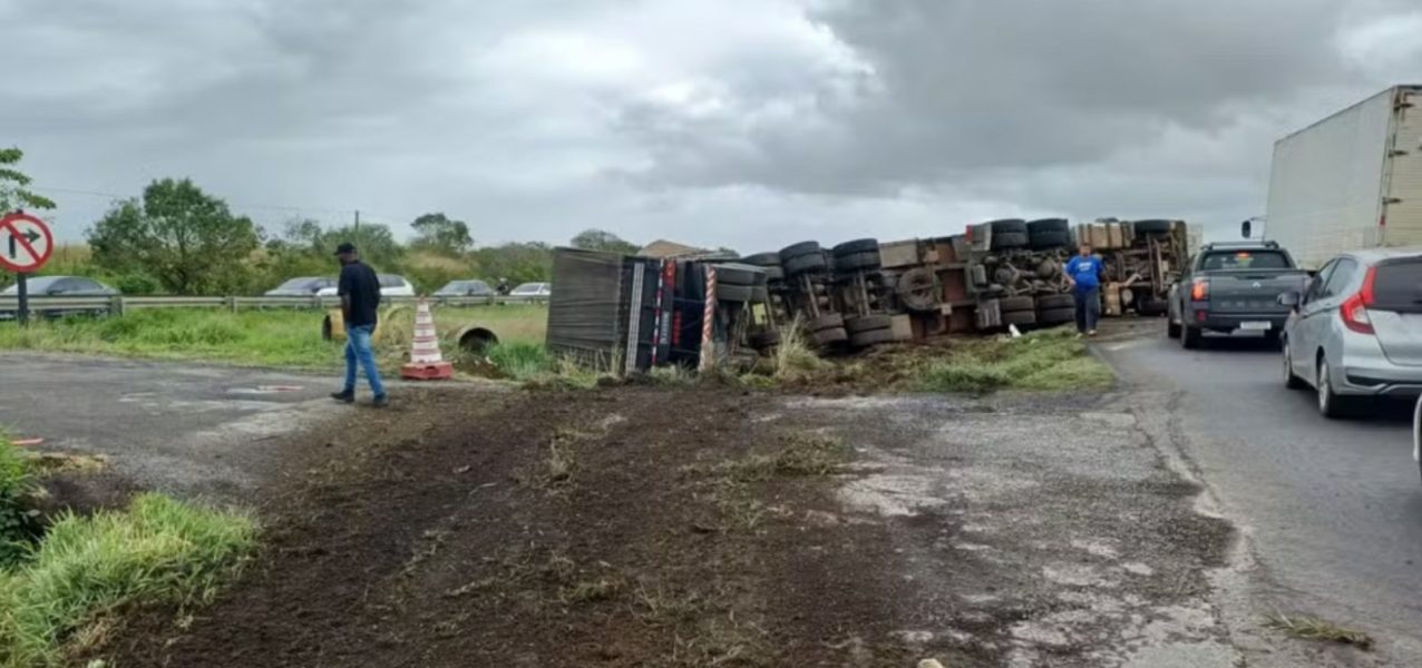 184579acidentes-com-carretas-causam-congestionamentos-em-dois-trechos-da-br-324-3